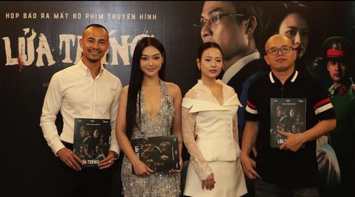 Đạo diễn và các diễn viên trong buổi ra mắt phim