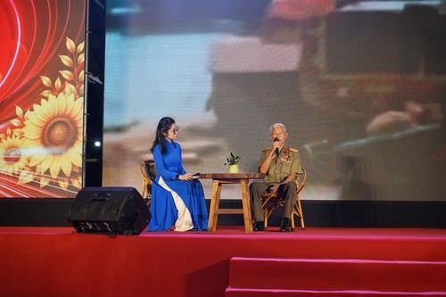 Ông Dương Văn Đực cho biết nhiều đồng đội đã ngã xuống khi tuổi đời còn rất trẻ. “Chúng tôi hy sinh, chịu đựng gian khổ không phải để trở thành anh hùng, mà đơn giản vì tình yêu Tổ quốc”- ông Đực nói.