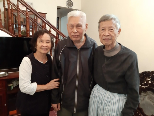 Vợ chồng Anh hùng LLVT nhân dân La Văn Cầu với Thiếu tướng Nguyễn Văn Ninh (ở giữa), tháng 3-2020.