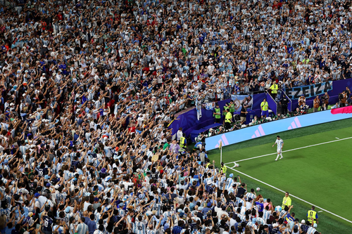 Người hâm mộ Argentina bày tỏ tình cảm với Lionel Messi, cầu thủ vừa thiết lập cột mốc kỷ lục mới. Ảnh: Getty