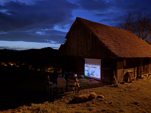 Người dân tại Kumrovec, miền Bắc Croatia, theo dõi trận đấu giữa Anh và Croatia qua màn hình chiếu trên bức tường của một nhà kho. Ảnh: AP