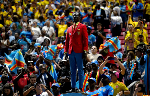Cổ động viên cuồng nhiệt của CHDC Congo Michel Nkuka Mboladinga, còn được biết đến với biệt danh "Lumumba". Trong khi các cổ động viên khác hò reo cổ vũ, ông lại đứng bất động như một bức tượng sống trong suốt thời gian diễn ra trận đấu. Ảnh: Getty