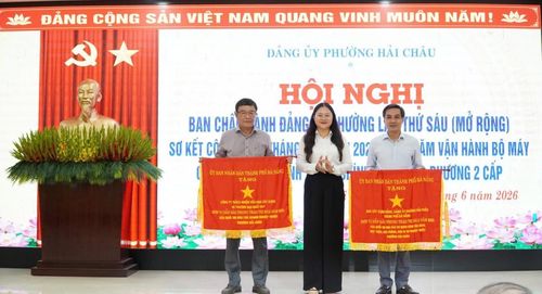 Ban xây dựng Đảng Đảng ủy phường Hải Châu và Công ty TNHH xây dựng và thương mại Nhất Huy được nhận Cờ đơn vị dẫn đầu phong trào thi đua năm 2025 của UBND thành phố