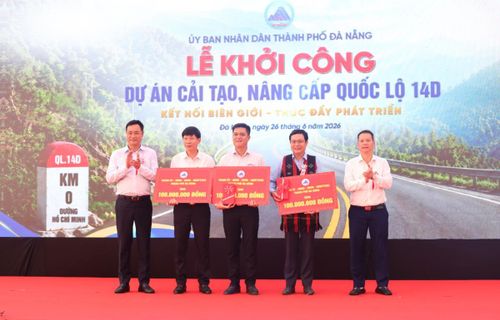 Lãnh đạo TP Đà Nẵng trao 300 triệu đồng hỗ trợ 3 xã có dự án đi qua.