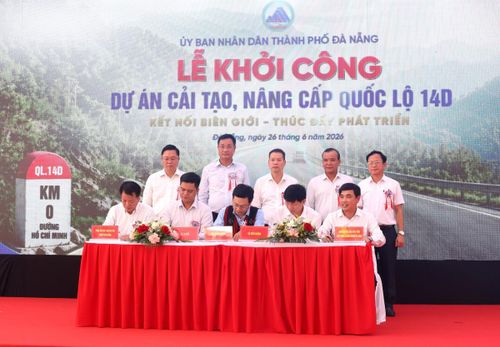 Đại diện chủ đầu tư và chính quyền 3 xã cùng Trung tâm Phát triển quỹ đất TP Đà Nẵng ký cam kết bàn giao mặt bằng đúng tiến độ.