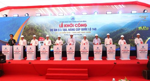 Các đại biểu với nghi thức khởi công dự án.