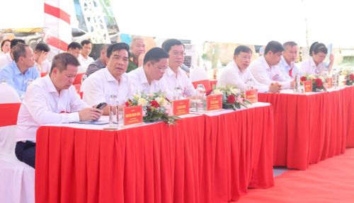 Các đại biểu lãnh đạo TP Đà Nẵng tham dự buổi lễ.