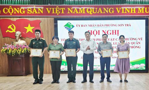 Lãnh đạo UBND P. Sơn Trà trao khen thưởng cho các cá nhân, tập thể có thành tích xuất sắc.