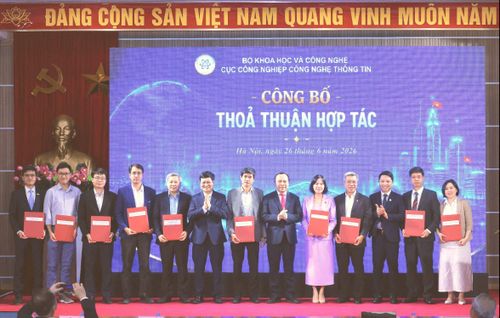  Các đơn vị chức năng và đối tác công bố biên bản ghi nhớ hợp tác. Ảnh: TUẤN MINH 