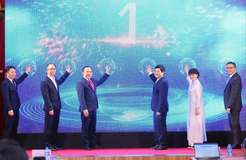  Các đại biểu bấm nút ra mắt Trung tâm quốc gia hỗ trợ sản xuất thử chip bán dẫn. Ảnh: TUẤN MINH 