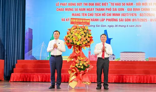 Đại diện lãnh đạo Sở GD-ĐT TPHCM tặng hoa chúc mừng phường Sài Gòn