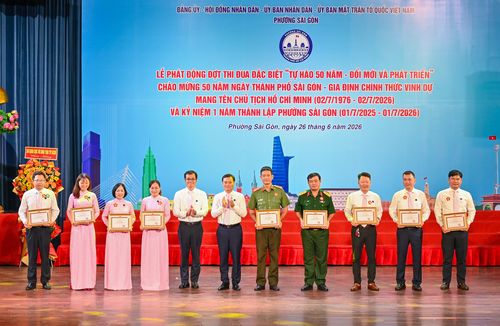 Dịp này, phường Sài Gòn tuyên dương, khen thưởng 9 tập thể, 22 cá nhân có thành tích tiêu biểu trong năm đầu thực hiện mô hình chính quyền địa phương 2 cấp