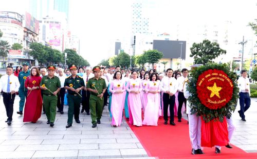 Các đại biểu dâng hoa Chủ tịch Hồ Chí Minh tại Công viên Tượng đài Chủ tịch Hồ Chí Minh