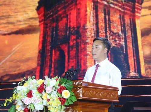  Chủ tịch UBND tỉnh Khánh Hòa Nguyễn Việt Hùng phát biểu khai mạc. Ảnh: TIẾN THẮNG 