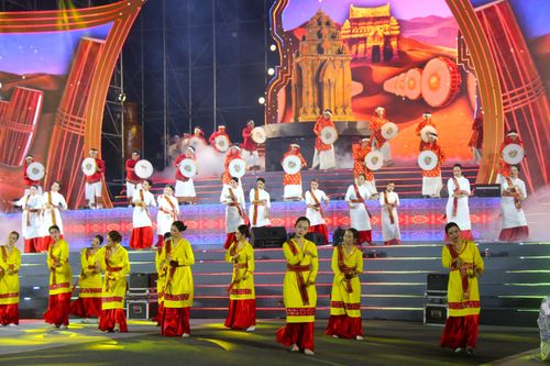  Những điệu múa Chăm cuốn hút. Ảnh: TIẾN THẮNG 