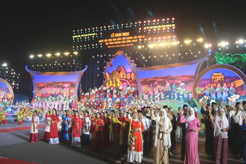  Lễ khai mạc ngày hội để lại nhiều cảm xúc trong lòng người dân và du khách. Ảnh: TIẾN THẮNG 