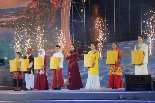  Phó Chủ tịch nước Võ Thị Ánh Xuân tặng quà lưu niệm cho đại diện 7 tỉnh, thành phố có đồng bào Chăm tham gia ngày hội. Ảnh: TIẾN THẮNG 