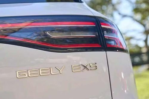 Về thiết kế, Geely chỉ tinh chỉnh nhẹ phần đầu xe với cản trước mới. Hốc gió hai bên được mở rộng hơn, thanh chia gió phía dưới nổi bật hơn và bổ sung hệ thống cửa gió khí động học chủ động nhằm tối ưu hiệu suất vận hành.