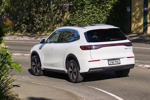 Việc mẫu xe SUV Geely Galaxy E5 2027 của Trung Quốc chuyển sang hệ dẫn động cầu sau được xem là thay đổi lớn nhất trên phiên bản nâng cấp, hứa hẹn cải thiện đáng kể khả năng tăng tốc cũng như cảm giác lái.