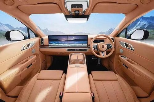 Khoang nội thất của Hongqi E-HS9 2026 nổi bật với bảng đồng hồ kỹ thuật số 8,88 inch, màn hình giải trí trung tâm 15,6 inch, thêm một màn hình riêng cho hành khách phía trước cùng hệ thống âm thanh Bose 16 loa.