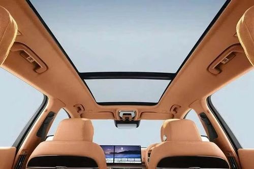 Về an toàn, E-HS9 được trang bị 8 túi khí cùng loạt công nghệ hỗ trợ lái như phanh khẩn cấp tự động, cảnh báo điểm mù, cảnh báo phương tiện cắt ngang phía sau, hỗ trợ giữ làn, cảnh báo lệch làn, hỗ trợ chuyển làn, ga tự động thích ứng và nhận diện biển báo giao thông.