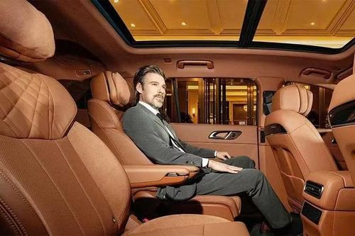 Xe có cấu hình 6 chỗ ngồi, đi kèm điều hòa tự động 4 vùng độc lập, hệ thống lọc không khí PM2.5, đèn viền nội thất 256 màu, hai bộ sạc không dây 50W, ghế trước chỉnh điện có nhớ vị trí, làm mát và massage, ghế hàng hai chỉnh điện có làm mát, trong khi hàng ghế thứ ba có thể gập điện.