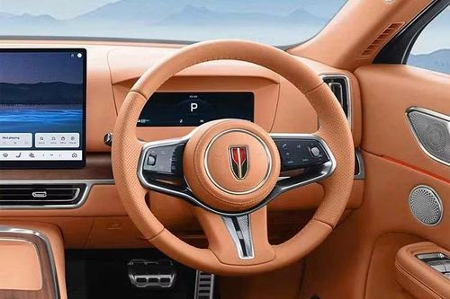 Hệ thống giải trí hỗ trợ các ngôn ngữ gồm tiếng Trung, Anh, Thái, Mã Lai và Indonesia, đi kèm kết nối 4G, tương thích Android Auto và Apple CarPlay.