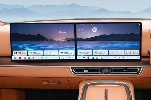 Hệ thống giải trí trên mẫu xe SUV hạng sang chạy điện này hỗ trợ các ngôn ngữ gồm tiếng Trung, Anh, Thái, Mã Lai và Indonesia, đi kèm kết nối 4G, tương thích Android Auto và Apple CarPlay.