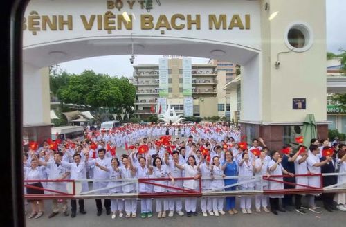 Đông đảo cán bộ, Y bác sĩ tại bệnh viện Bạch Mai đã chào đón sự xuất hiện của chuyến tàu đặc biệt PL1/ LP2 trong sáng ngày 26/6.