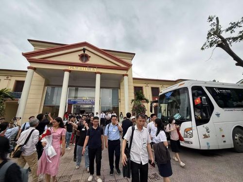 Các Y bác sĩ sẽ xuống Ga Phủ Lý để di chuyển tới bệnh viện Bạch Mai cơ sở 2.