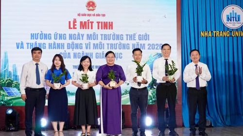 Trường Đại học Nha Trang trao tặng cây cho các đại biểu.