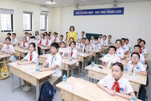 Cô trò Trường THCS Nguyễn Trường Tộ, phường Ô Chợ Dừa, Hà Nội. Ảnh: Đình Tuệ.