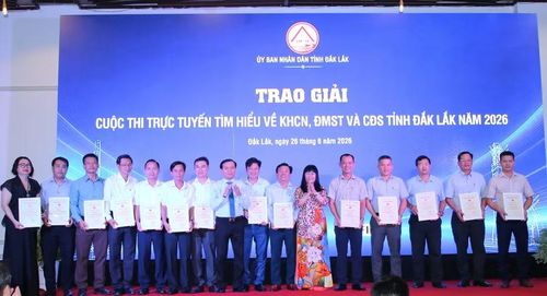 Lãnh đạo UBND tỉnh Đắk Lắk trao giải cho các tập thể, cá nhân. (Ảnh: TH)