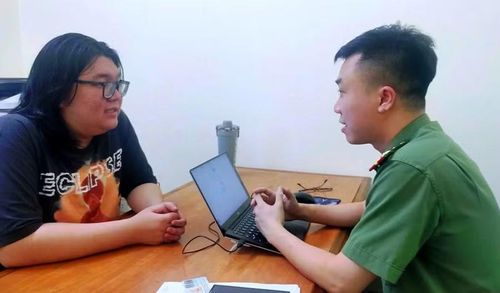 Một bị can khai nhận tại cơ quan công an. Ảnh: CACC