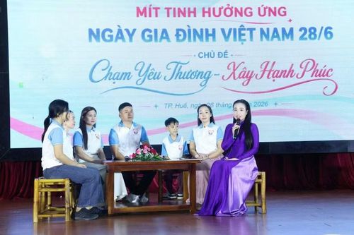 Giao lưu với các gia đình tiêu biểu tại buổi lễ.