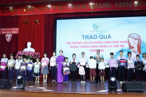 Bà Lê Thị Thủy, Chủ tịch Hội LHPN Việt Nam và ông Nguyễn Văn Mạnh, Thành ủy viên, Phó Chủ tịch UBND TP Huế, trao quà cho các em học sinh có hoàn cảnh khó khăn nhân Tháng Hành động vì trẻ em năm 2026.