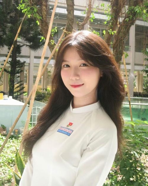 Nữ sinh Hương Giang sở hữu vẻ đẹp trong trẻo cùng thành tích học tập đáng ngưỡng mộ.