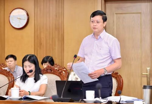  Giám đốc Sở GD&amp;ĐT Hà Nội Nguyễn Văn Hiền trao đổi tại cuộc họp. 