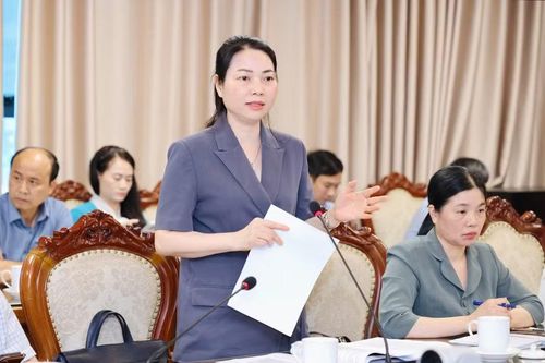 Giám đốc Sở GD&amp;ĐT Quảng Ninh Nguyễn Thị Thúy thảo luận tại cuộc họp.