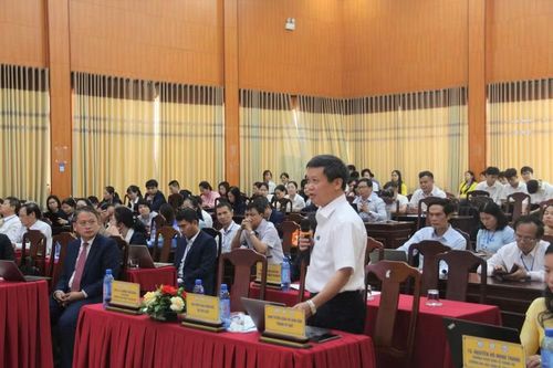 Đại biểu góp ý kiến tại Hội thảo.