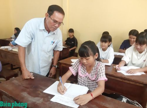 À char Lâm Bình Dương đứng lớp dạy chữ Khmer tại chùa Chrôi Tưm Chắs. Ảnh: Mỹ Xuyên