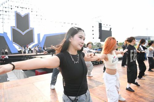 Phong cách thời trang nổi bật của dancer trong các buổi tập. Dancer di chuyển theo đội hình, nhảy đồng đều.