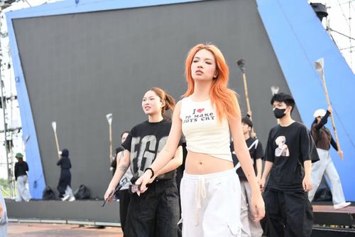 Dancer chia thành nhiều nhóm để thực hiện những phân cảnh có sử dụng đạo cụ. Dưới nắng gắt, vũ công tập luyện nghiêm túc, đồng đều và chính xác cho màn trình diễn.