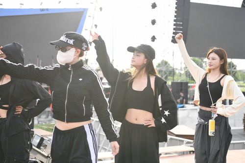 Nhiều nữ dancer chọn trang phục năng động với croptop, khoe vòng eo săn chắc. Không ít người vẫn mặc áo khoác, đội mũ và đeo khẩu trang để hạn chế tác động của nắng nóng khi phải hoạt động ngoài trời nhiều giờ liền.