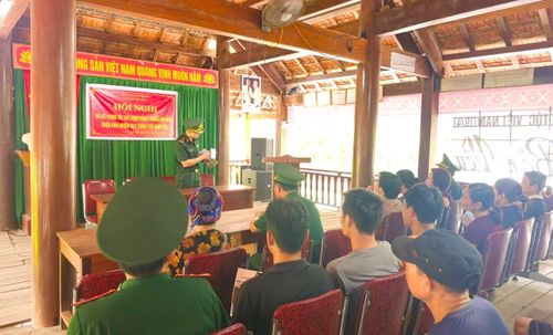 Cán bộ Đồn Biên phòng Phúc Sơn hướng dẫn người dân sử dụng hòm thư điện tử ẩn danh.