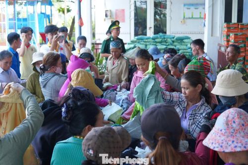 Đội hình tình nguyện còn trao tặng hàng trăm suất quà cho các gia đình có hoàn cảnh khó khăn.