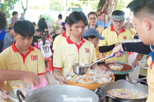 Đội hình đã tổ chức “Quán mì yêu thương” dành cho bà con và trẻ em nơi đây.