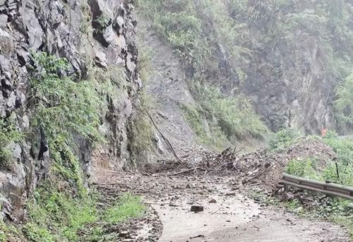 Sạt lở phong tỏa một số tuyến đường