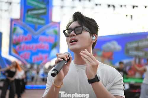 "Ở sân khấu tổng duyệt, tôi đã cảm nhận sức nóng của concert Thanh xuân. Lâm Phúc rất nóng lòng được đứng cùng sân khấu với các đồng nghiệp", nam ca sĩ nói.