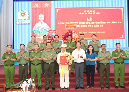 Ông Lữ Quang Ngời - Chủ tịch UBND tỉnh (áo trắng) và lãnh đạo Công an tỉnh Cà Mau, Công an TP. Đồng Nai chụp ảnh với Đại tá Lê Mạnh Hùng.